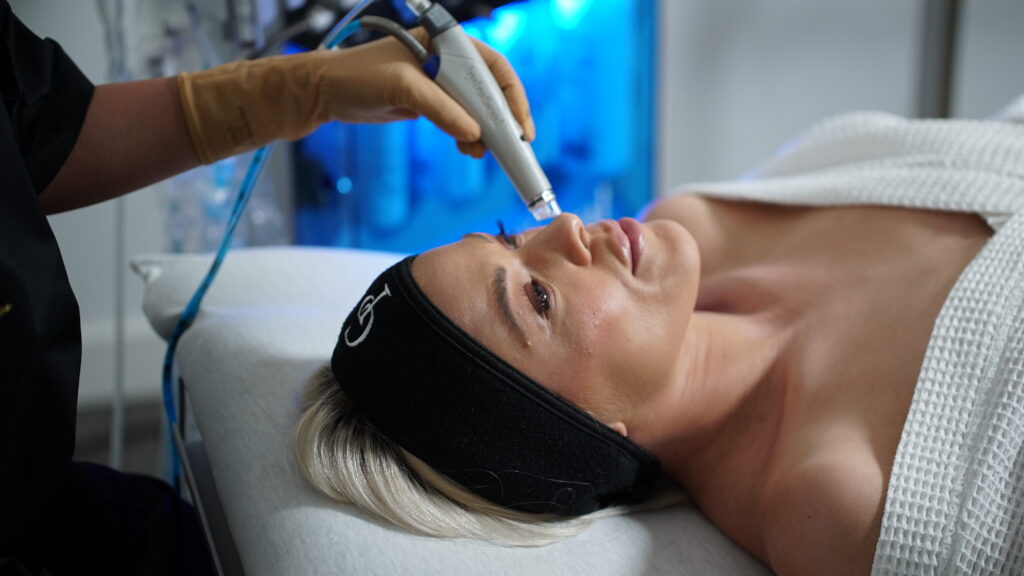 Soin Hydrafacial en première étape du protocole peau après l'été à la Clinique Phenicia à Marseille