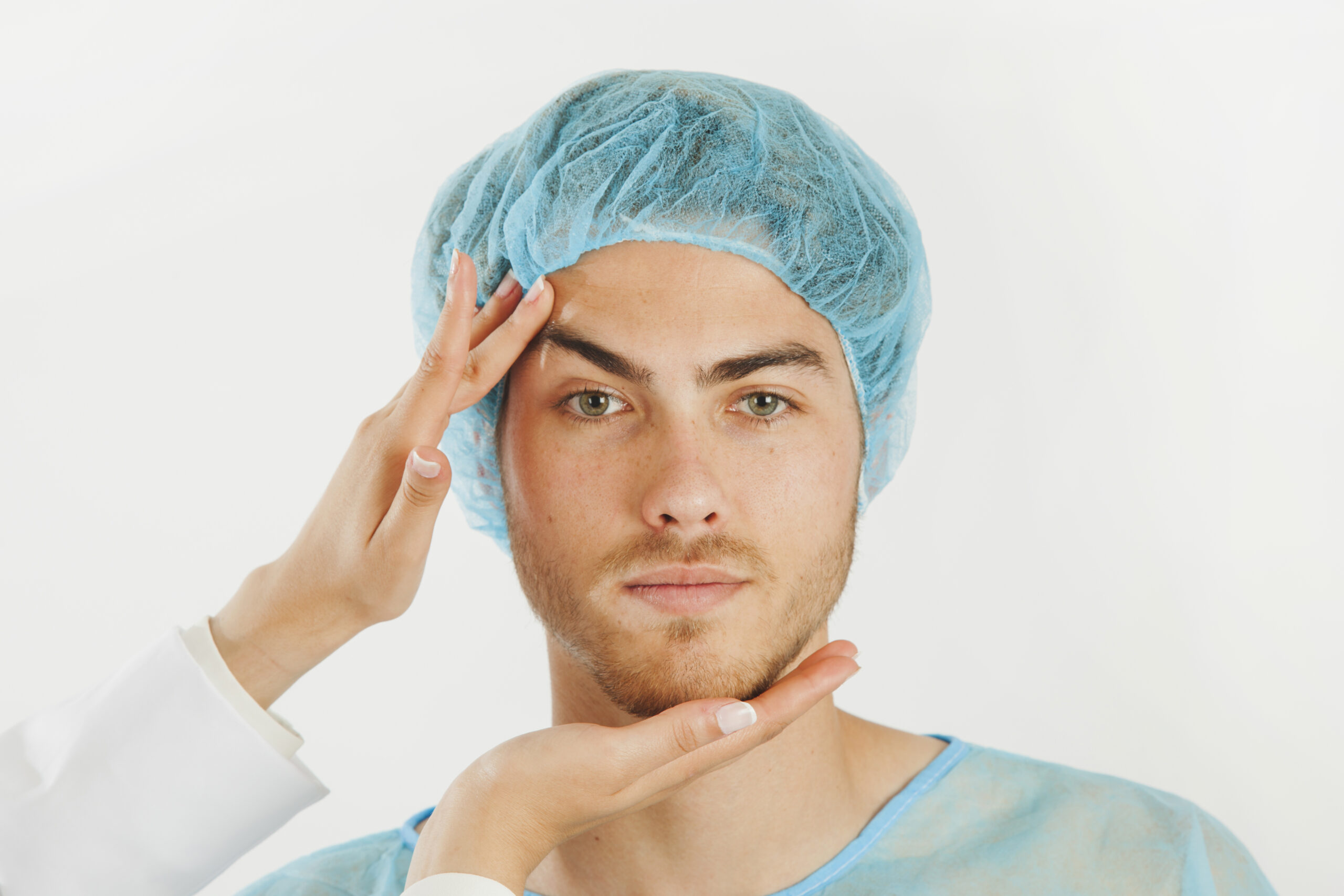 Patiente transgenre en consultation – chirurgie de féminisation du visage (FFS) à Marseille