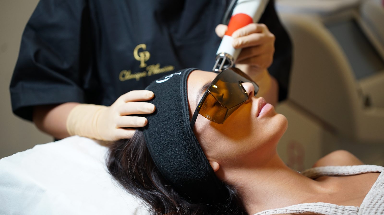 Séance de détatouage laser avec lunettes de protection à la Clinique Phénicia Marseille