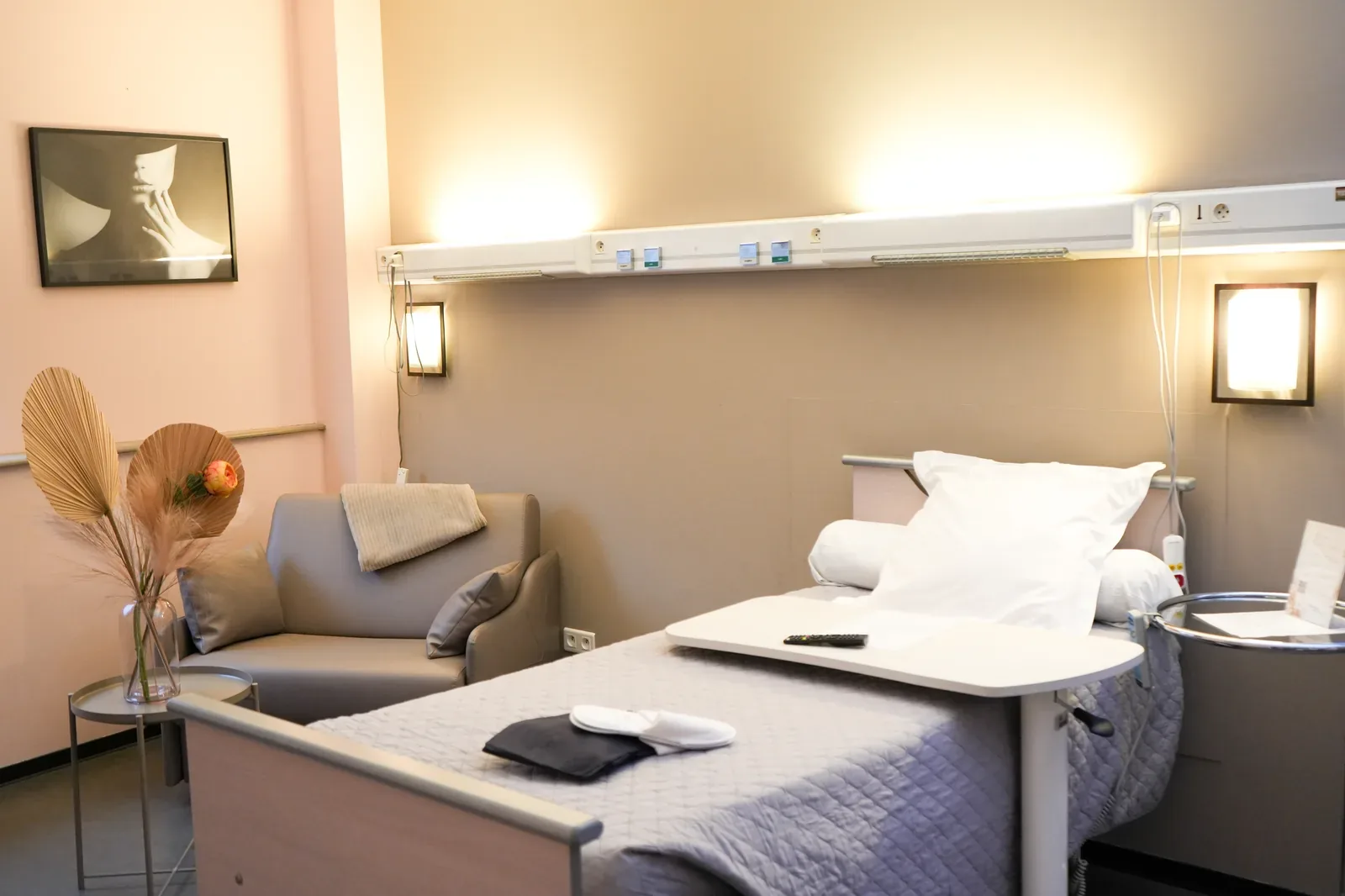 Chambre patient avec décoration chaleureuse — Clinique Phenicia Marseille