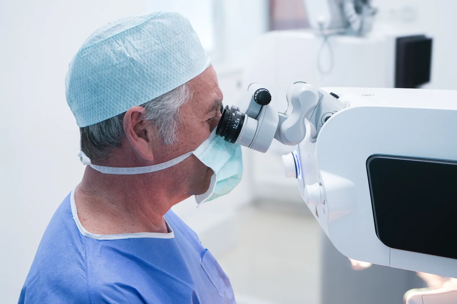 Chirurgien au laser TENEO — chirurgie réfractive Phenicia Vision Marseille