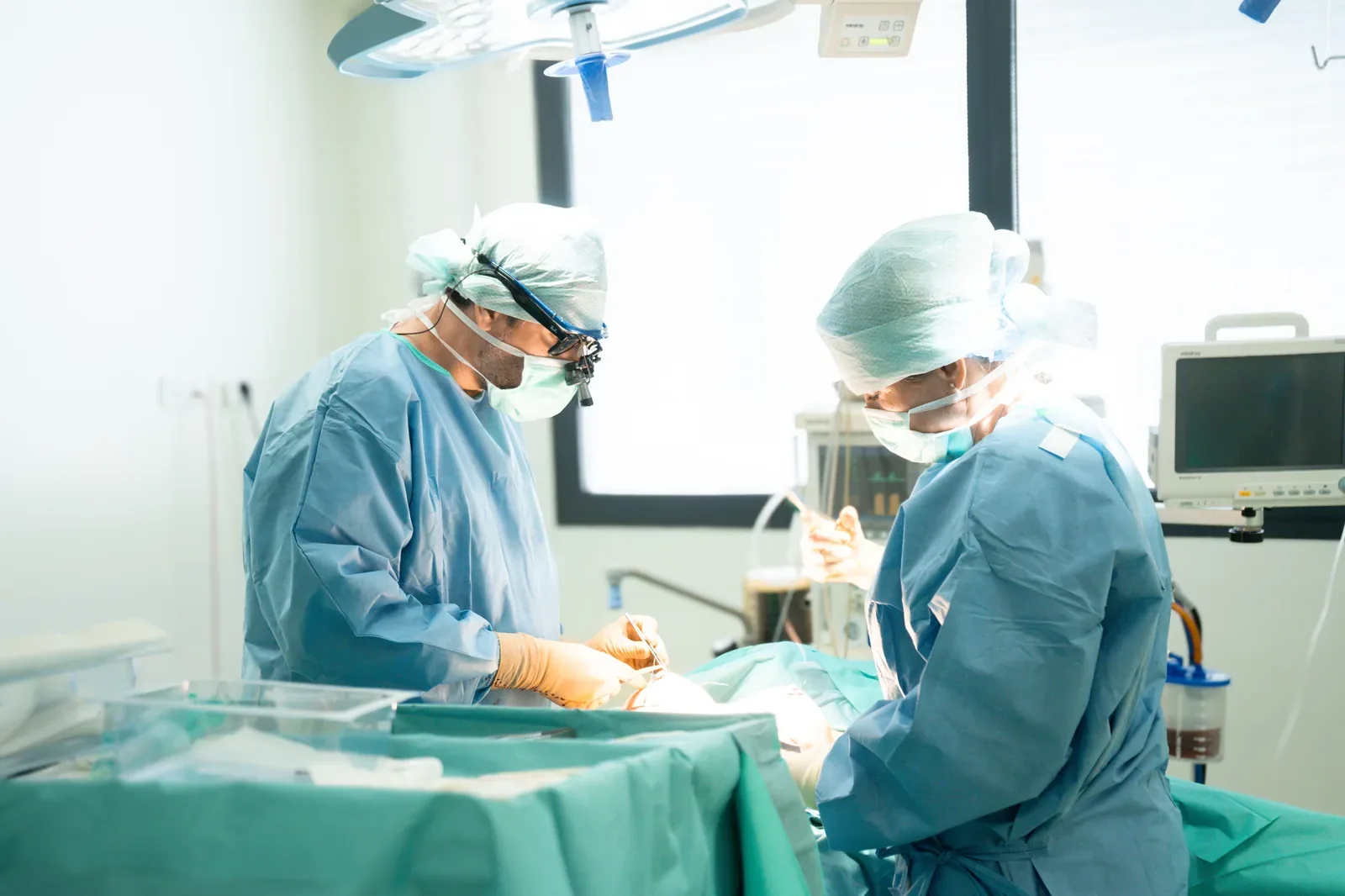 Chirurgiens en intervention — Clinique Phenicia Marseille
