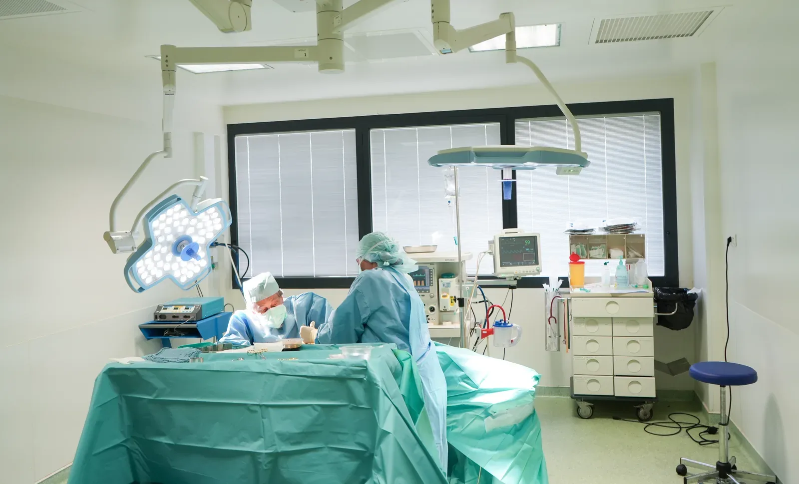 Équipe chirurgicale au bloc opératoire — Clinique Phenicia Marseille