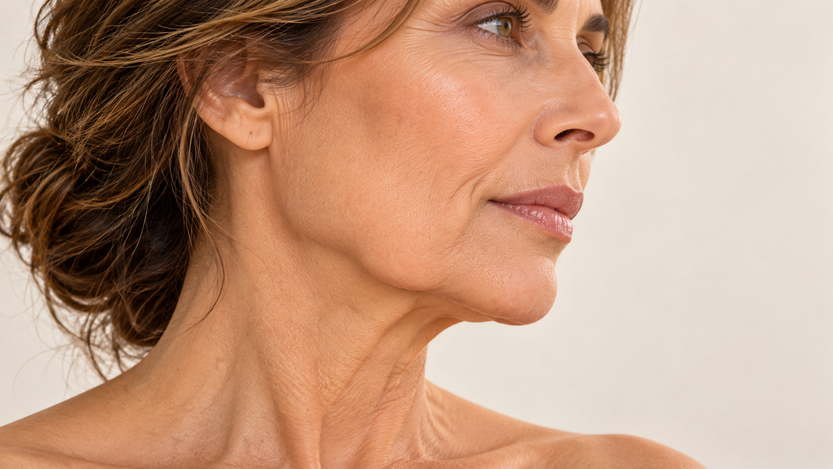 Les différentes causes des bajoues : peau relâchée, joue descendue, creux devant la bajoue, graisse localisée et relâchement du cou